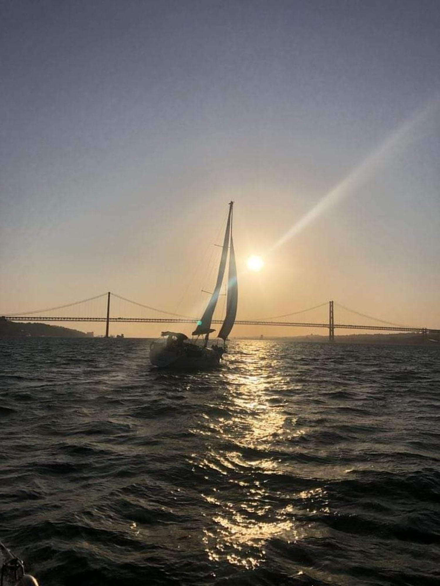 Be Local - Sleep Aboard The Santa Maria Sailing Boat In Lisbon Lägenhet Exteriör bild