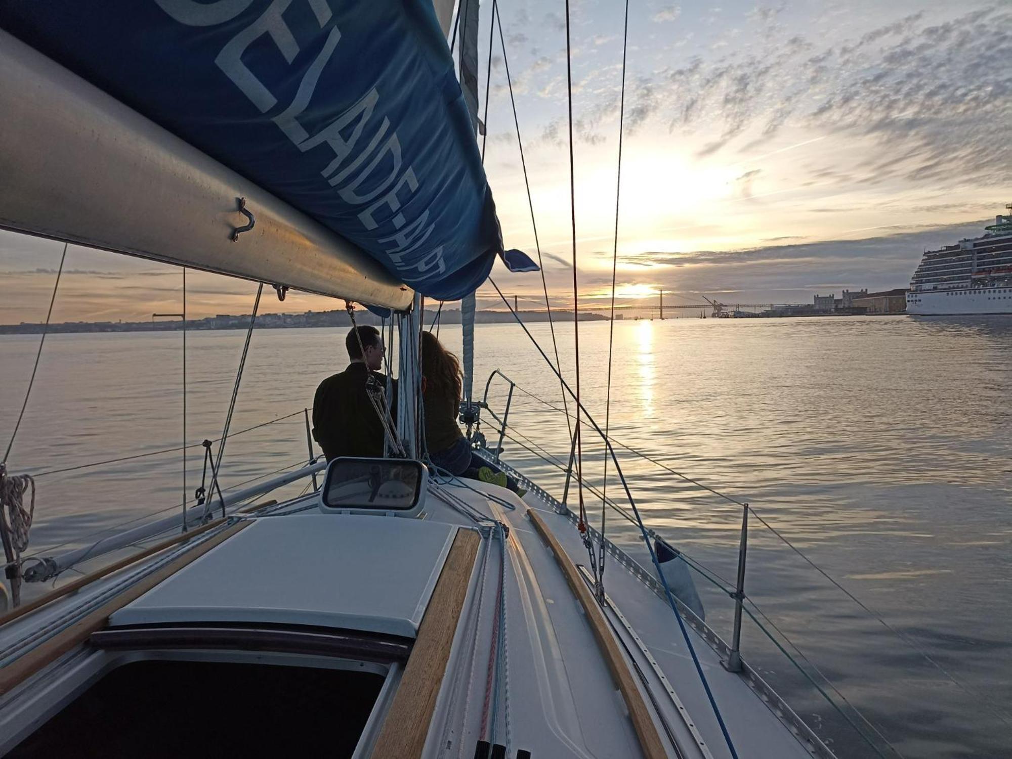 Be Local - Sleep Aboard The Santa Maria Sailing Boat In Lisbon Lägenhet Exteriör bild