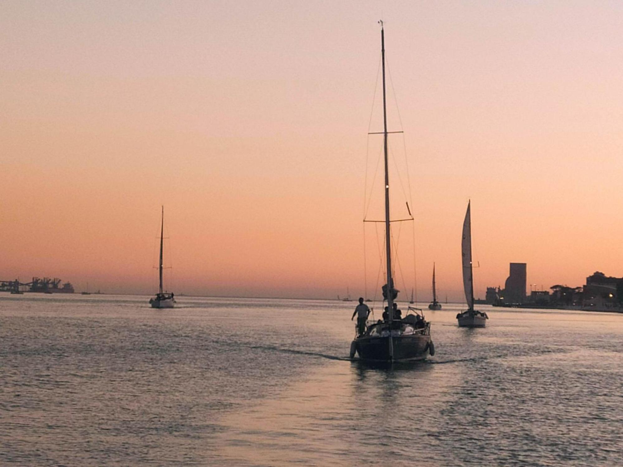 Be Local - Sleep Aboard The Santa Maria Sailing Boat In Lisbon Lägenhet Exteriör bild