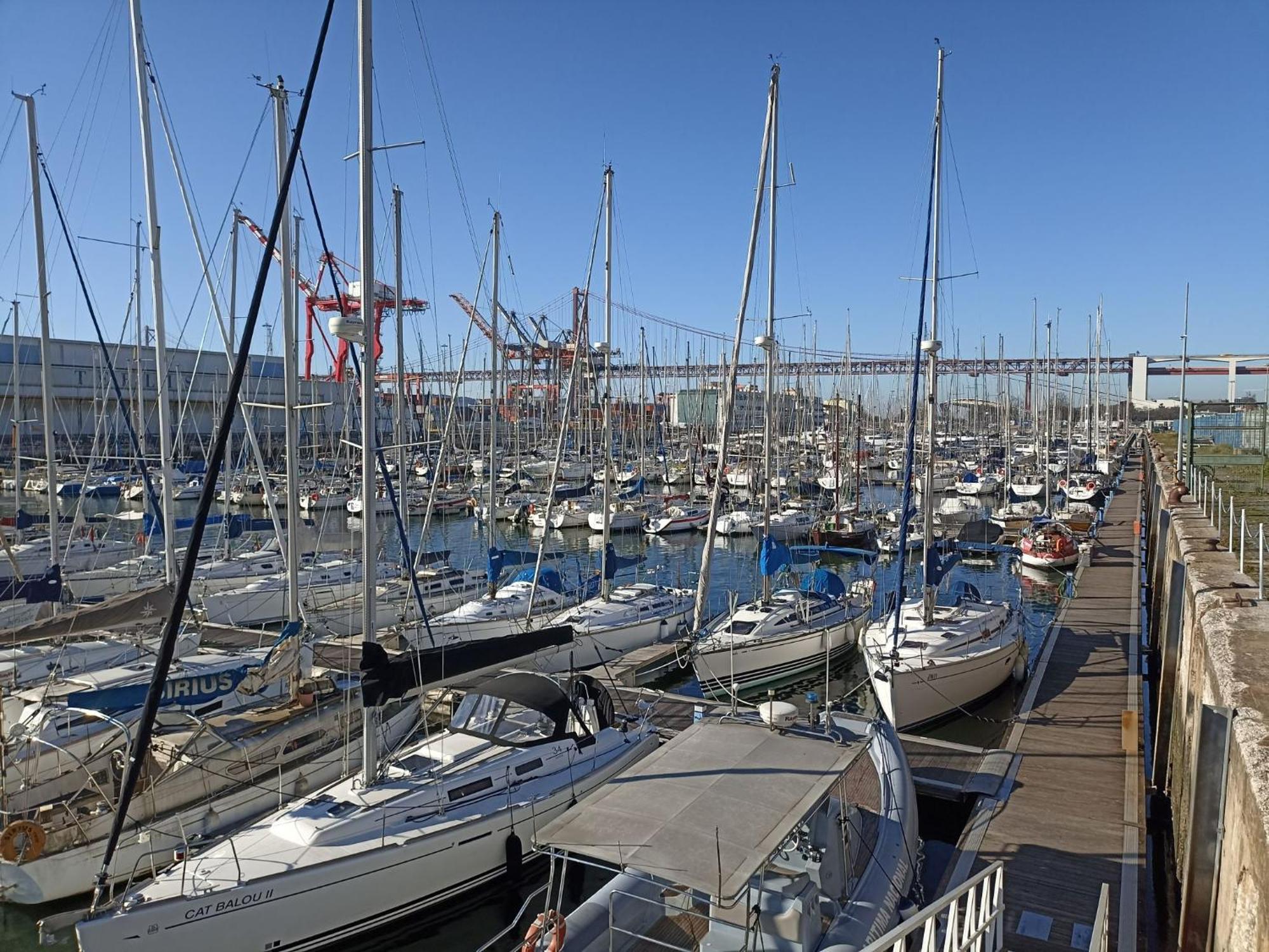 Be Local - Sleep Aboard The Santa Maria Sailing Boat In Lisbon Lägenhet Exteriör bild